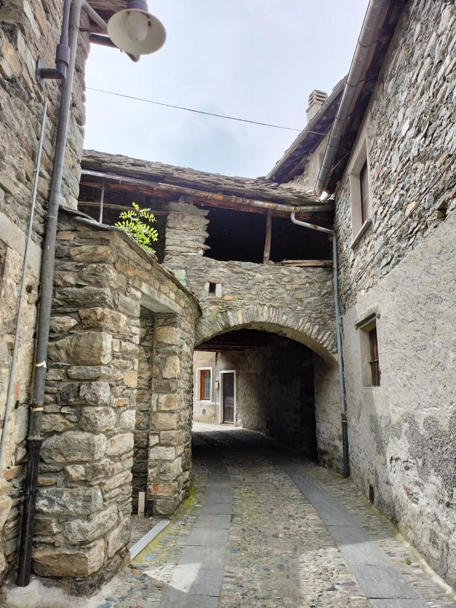 Appartamento La Torre Colombaia - Monumento Del 1400 Arnad Esterno foto