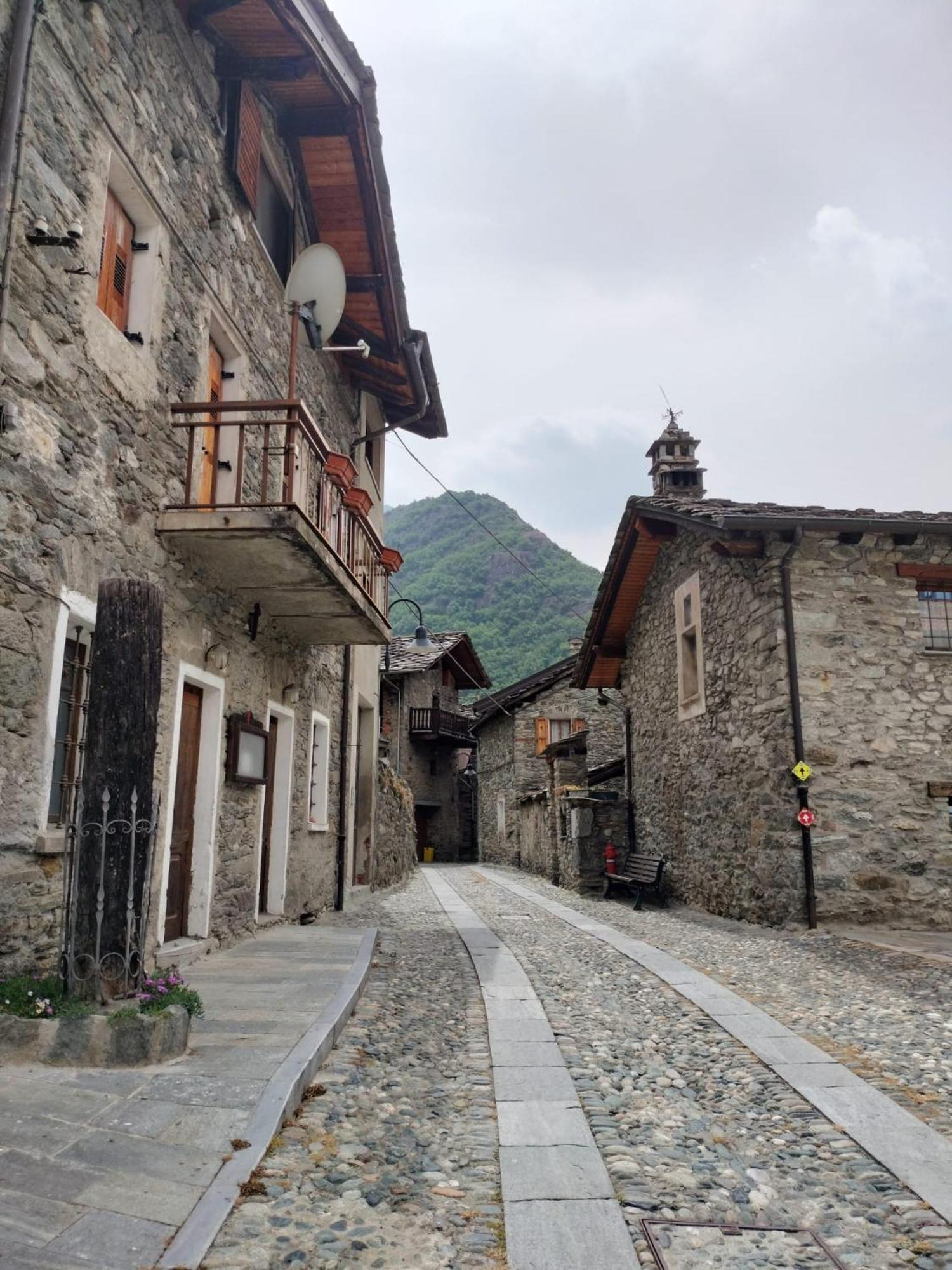 Appartamento La Torre Colombaia - Monumento Del 1400 Arnad Esterno foto
