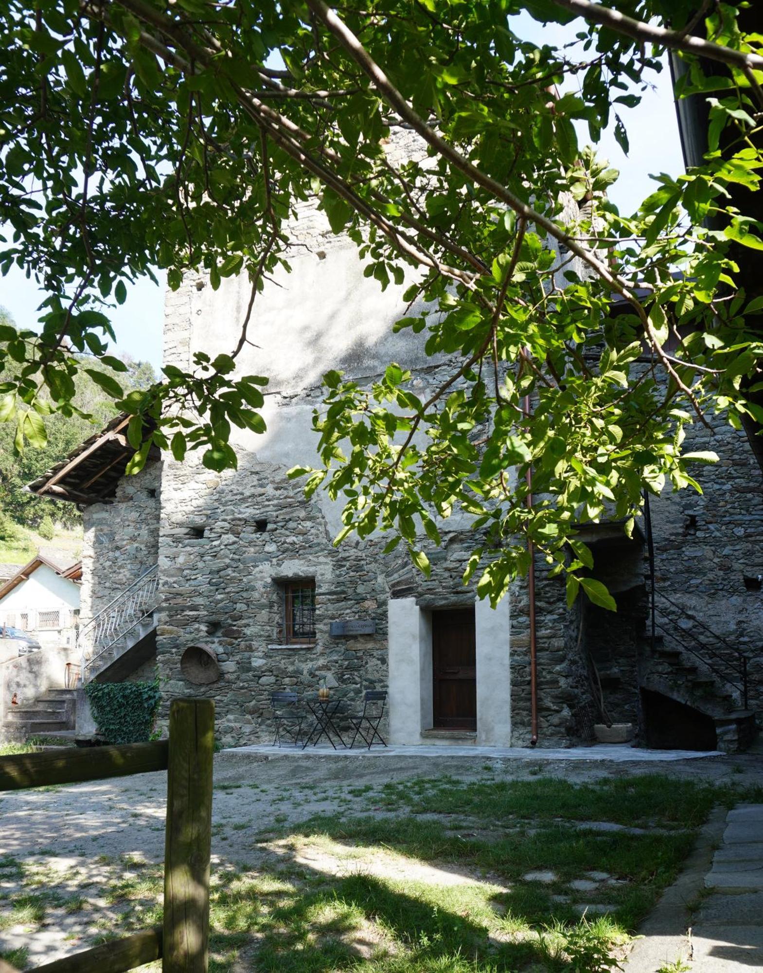 Appartamento La Torre Colombaia - Monumento Del 1400 Arnad Esterno foto